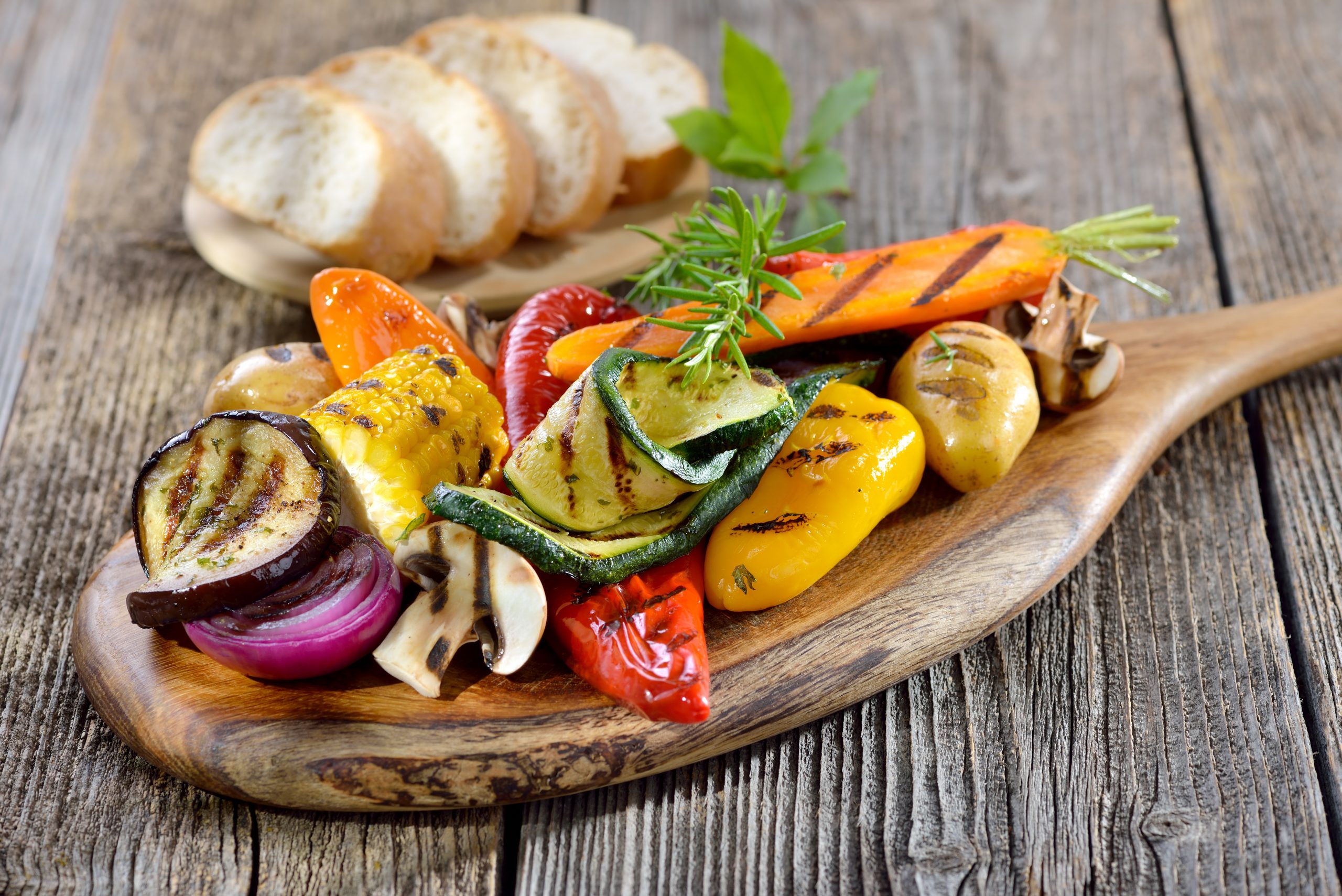 Vegan grillen: Gemischtes Gemüse vom Grill mit Kräutern, Gewü